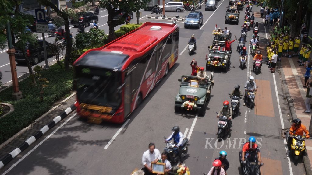 Suroboyo Bus passes through Darmo Main Road in Surabaya, East Java, on Wednesday (1/3/2023). The largest metropolis after Jakarta, which is also the capital of East Java, requires more public transportation services, such as Suroboyo Bus and Trans Semanggi Suroboyo (Teman Bus) as well as commuter trains.