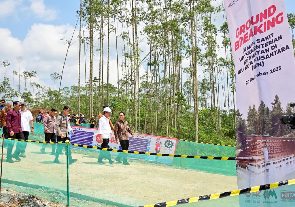 Presiden Joko Widodo secara resmi memulai <i>groundbreaking</i> rumah sakit umum pusat di Ibu Kota Nusantara, Kabupaten Penajam Paser Utara, Provinsi Kalimantan Timur, Rabu (20/12/2023). 