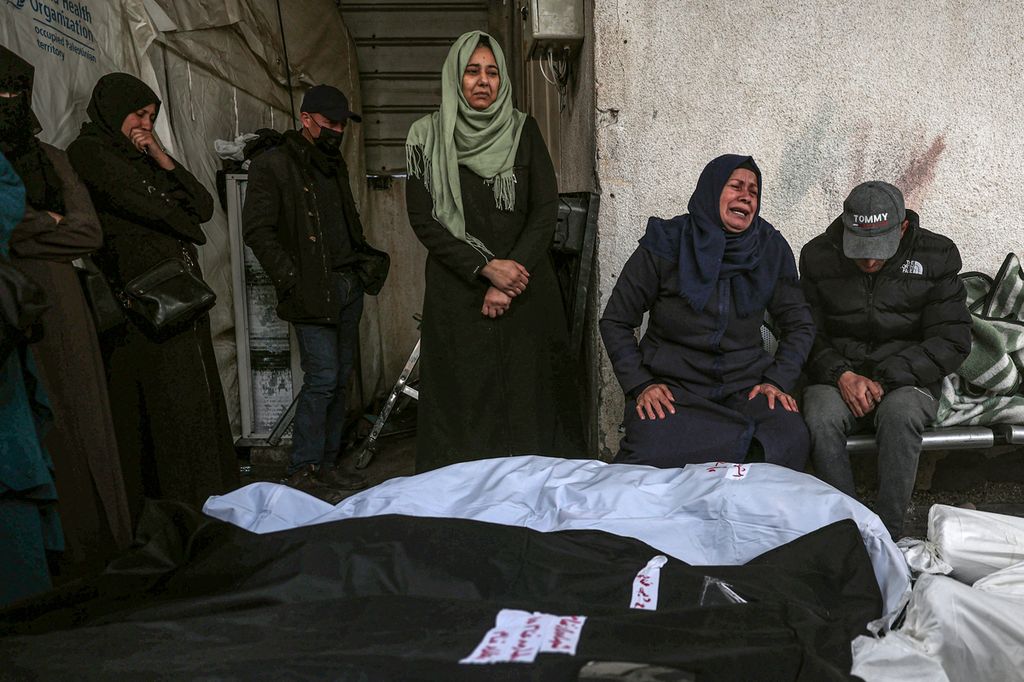 Warga Palestina meratapi kerabatnya yang tewas dalam serangan bom Israel di Rumah Sakit Al-Najjar, Rafah, 10 Februari 2024.