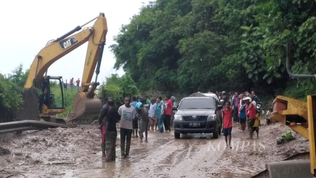 Tampak petugas membersihkan jalan yang ditutupi longsor di daerah Nafri, Kota Jayapura, Papua Kamis (3/8/2017). Jalan ini menghubungkan Jayapura ke Kabupaten Keerom. 