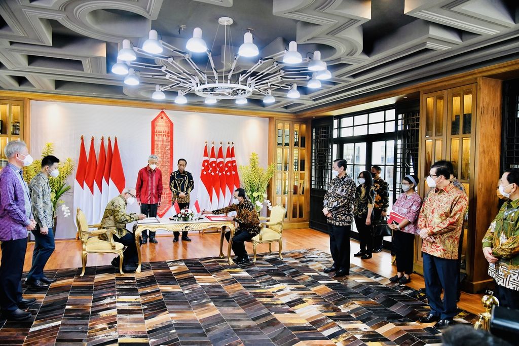 Presiden Joko Widodo dan Perdana Menteri Singapura Lee Hsien Loong menyaksikan beberapa perjanjian kerja sama yang ditandatangani dalam Leaders Retreat, Selasa (25/1/2022), di Bintan, Kepulauan Riau.