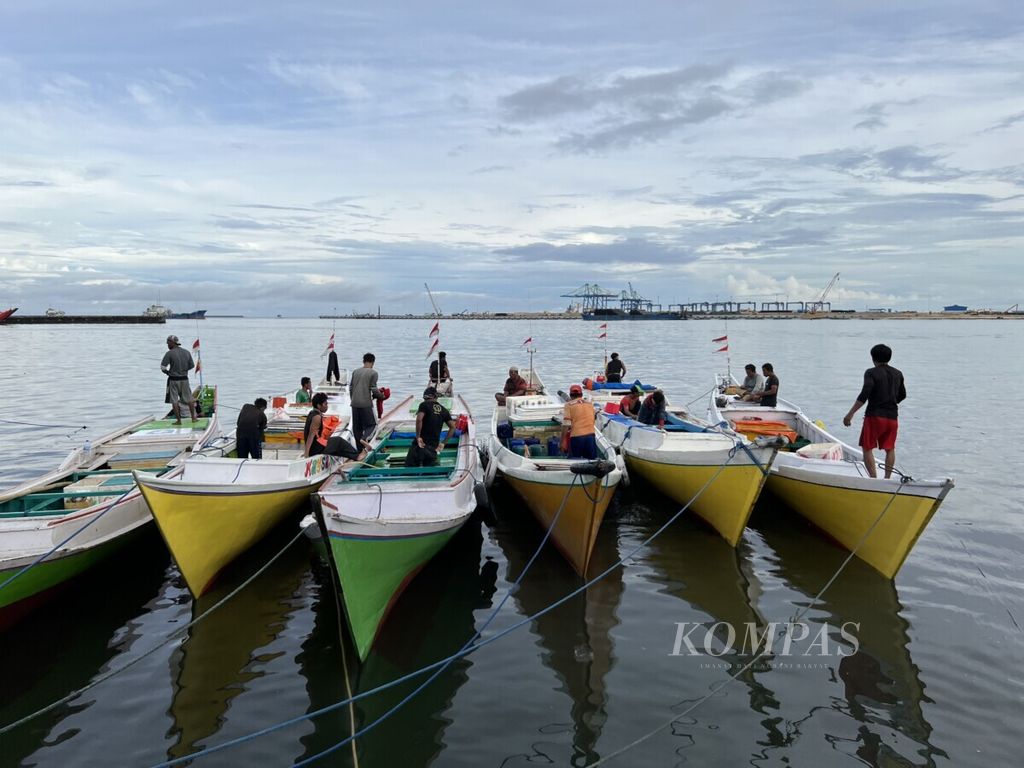 Jejeran kapal ikan siap bersandar di Pelabuhan Pendaratan Ikan Paotere, Makassar, Rabu (12/1/2022). Paotere adalah salah satu pelabuhan ikan yang besar dan ramai di Makassar.