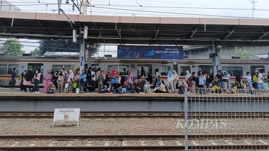The atmosphere of prospective passengers waiting for the arrival of the KRL at Tanah Abang Station, Wednesday (12/7/2023).