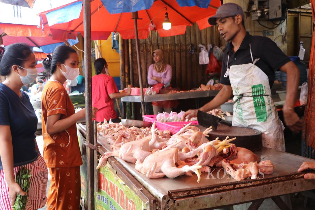 Warga berbelanja kebutuhan pokok di Pasar Sei Sikambing, Medan, Sumatera Utara, Selasa (23/8/2022).