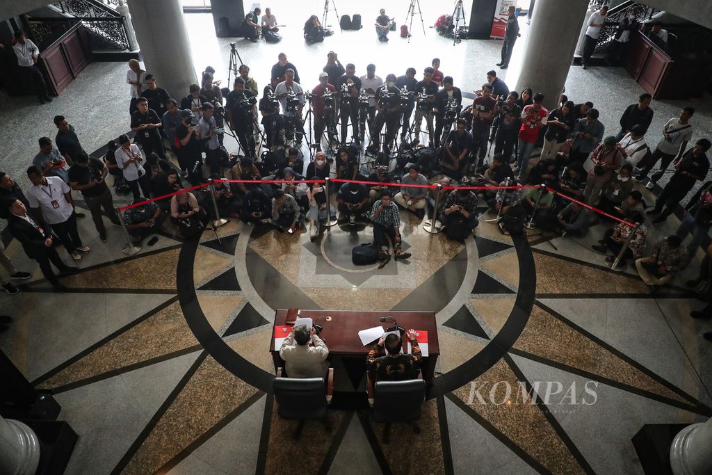 Suasana konferensi pers oleh mantan Ketua MK Anwar Usman (kiri) di Gedung MK, Jakarta, Rabu (8/11/2023).