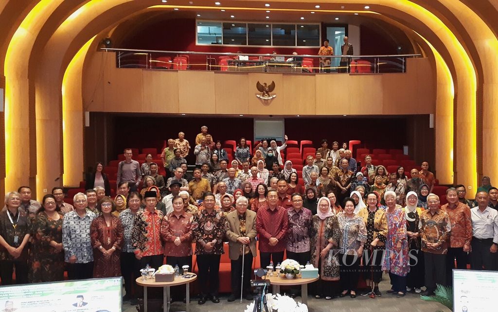 Sejumlah ilmuwan dari berbagai bidang berfoto bersama dalam Widjojo Nitisastro Memorial Lecture Ke-6 dengan tema ”Kelembagaan dan Kepemimpinan Gizi Nasional & Global dalam Pembangunan: Dari Christiaan Eijkman sampai Widjojo Nitisastro”, di Auditorium Gedung Perpustakaan Nasional, Jakarta, Selasa (17/10/2023). Kegiatan ini digelar oleh Akademi Ilmu Pengetahuan Indonesia (AIPI).