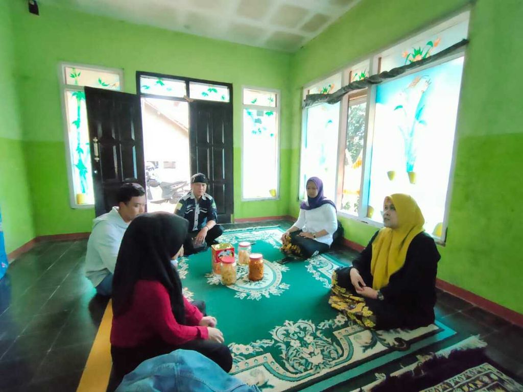 Ketua Pusat Pembelajaran Keluarga Kabupaten Tasikmalaya An'an Yuliati memberikan sosialisasi pencegahan perkawinan anak di rumah salah satu warga pada tahun 2023. Tasikmalaya adalah kabupaten dengan angka perkawinan anak tertinggi di Jawa Barat pada tahun 2023, yakni 537 kasus.
