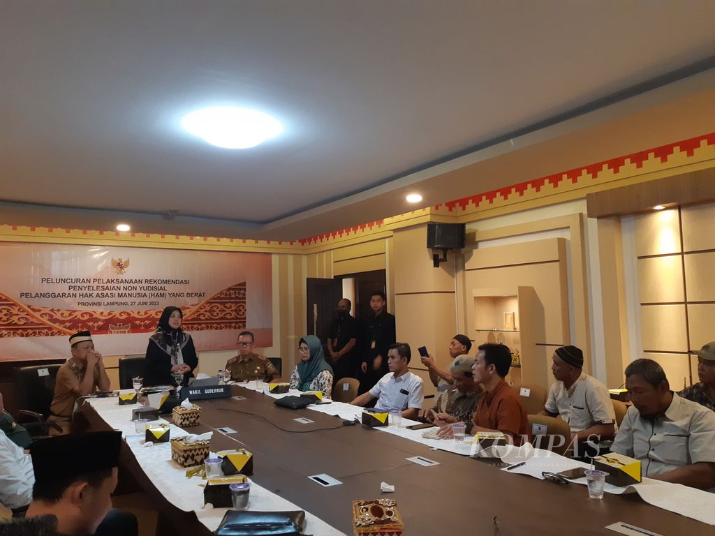 Wakil Gubernur Lampung Chusnunia beserta para korban Talangsari mengikuti kegiatan <i>kick off</i> penyelesaian non-yudisial kasus pelanggaran HAM di Aceh secara daring dari Bandar Lampung, Selasa (27/6/2023). 