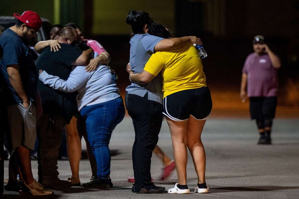 Satu keluarga berduka di luar Willie de Leon Civic Center pasca-penembakan massal di Sekolah Dasar Robb di Uvalde, Texas, Selasa (24/5/2022). 