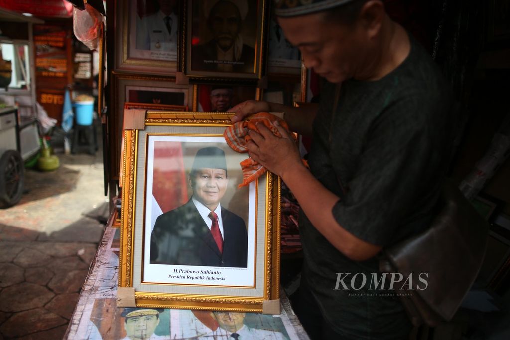 Pedagang menjajakan foto calon presiden terpilih, Prabowo Subianto, di kawasan Pasar Baru, Jakarta Pusat, Selasa (23/4/2024). 