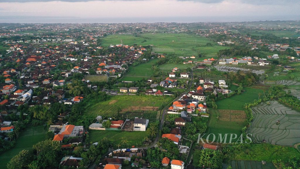 Foto udara areal persawahan yang diimpit vila dan bangunan baru di Desa Canggu, Kecamatan Kuta Utara, Badung, Bali, Kamis (30/6/2022). 