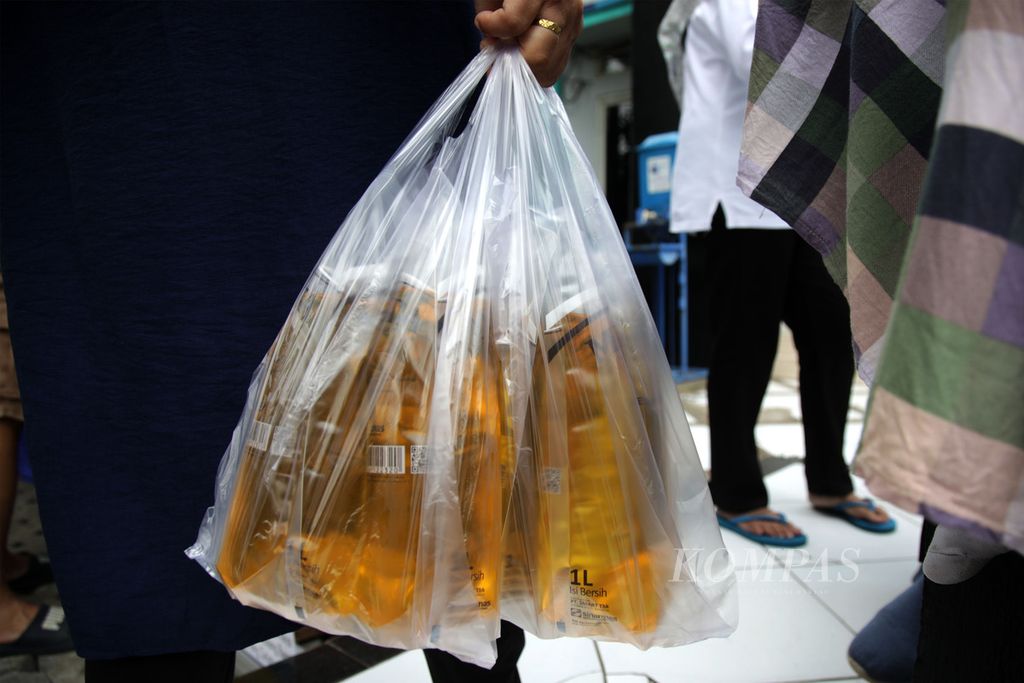 Minyak goreng yang dibeli warga dalam operasi pasar yang digelar Dinas Perindustrian dan Perdagangan Kota Tangerang Selatan di kantor Kelurahan Sawah, Ciputat, Tangerang Selatan, Banten, Kamis (29/9/2022). 