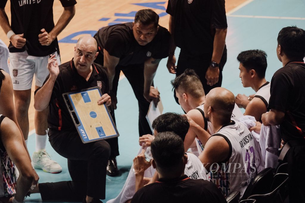Pelatih Bali United Basketball Anthony Garbelotto memberikan instruksi kepada anak asuhnya saat timeout versus RJ Amartha Hangtuah Jakarta di BritAma Arena, Jakarta, pada Sabtu (17/6/2023). 