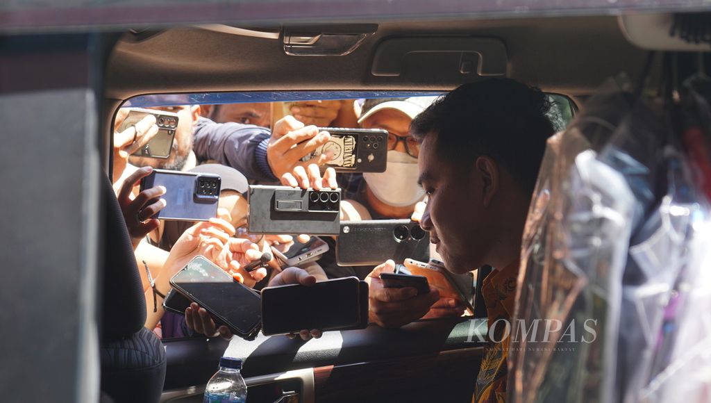 Wali Kota Surakarta Gibran Rakabuming Raka diwawancarai wartawan setelah menghadiri peringatan Hari Lanjut Usia Nasional, di Stadion Manahan, Kota Surakarta, Jawa Tengah, Kamis (20/7/2023). Dalam gelaran itu, ia berjumpa Gubernur Jawa Tengah Ganjar Pranowo. 