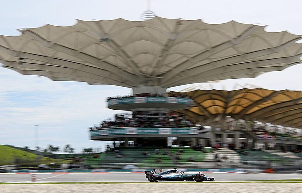 Pebalap F1 tim Mercedes, Lewis Hamilton, memacu mobilnya di Sirkuit Sepang, Malaysia, saat sesi latihan bebas ketiga, Sabtu (30/9). Balapan F1 pada Minggu (1/10) menjadi edisi terakhir seri Malaysia, yang  menggelar balapan jet darat itu sejak 1999.