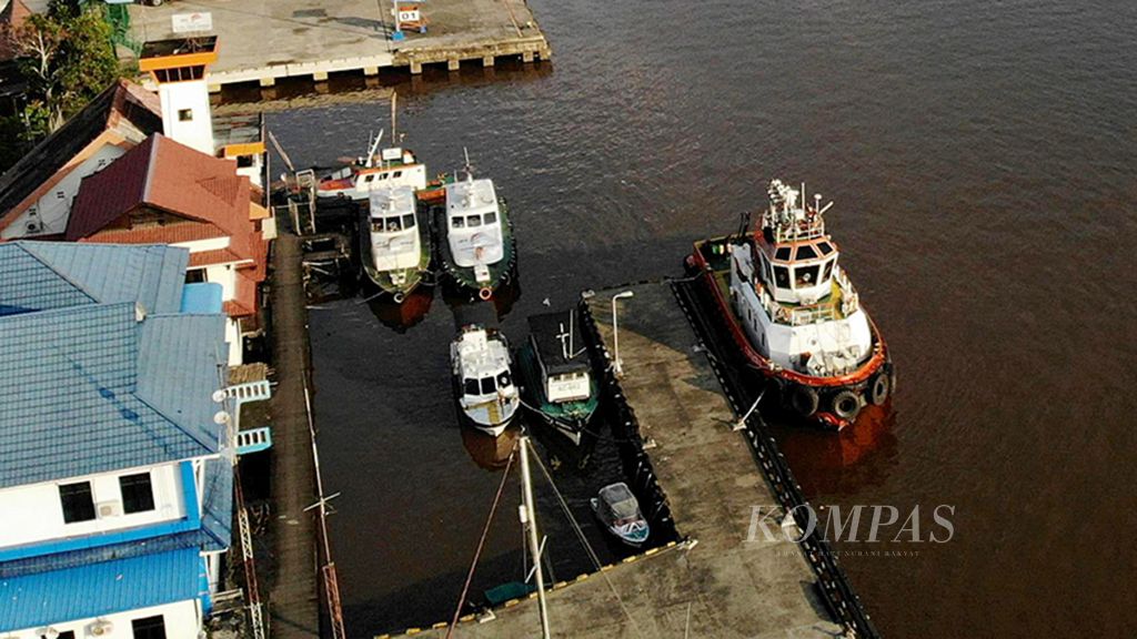 Aktivitas bongkar-muat kapal yang melintasi Sungai Kapuas di Pelabuhan Dwikora Pontianak, Kalimantan Barat, Jumat (23/3). Sungai Kapuas menjadi akses mobilitas barang dan warga di Kalimantan Barat.
