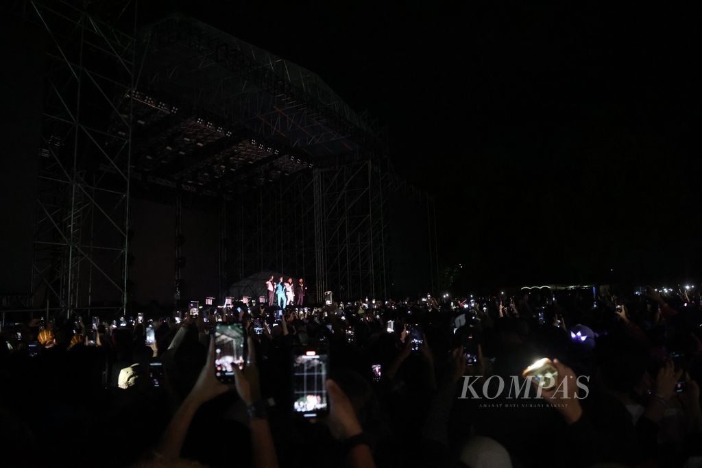 Grup Westlife tampil dalam konser bertajuk ”The Wild Dreams Tour” di kompleks Candi Prambanan, Sleman, DIY, Minggu (2/10/2022). 