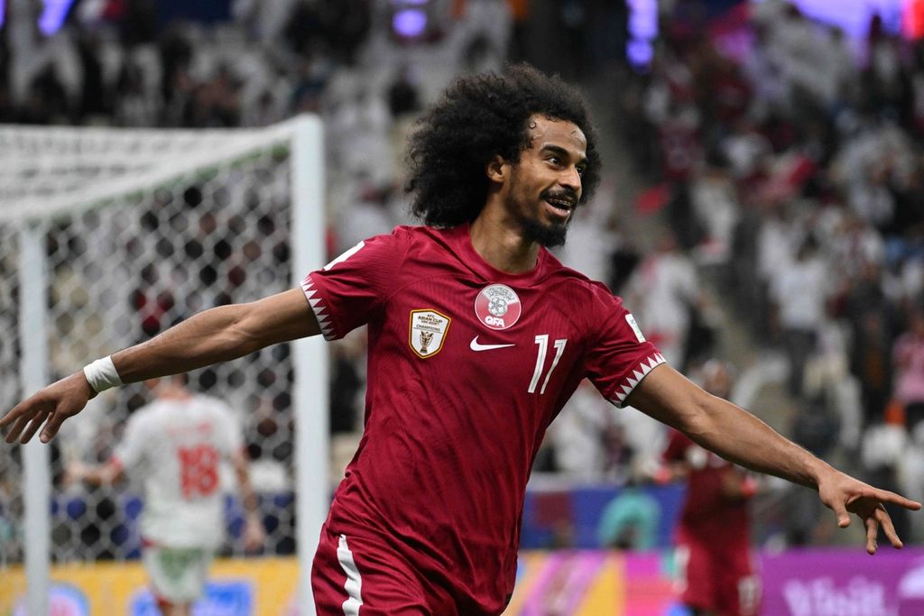 Penyerang Qatar, Akram Afif, merayakan gol yang dicetaknya ke gawang Lebanon pada laga penyisihan Grup A Piala Asia 2023 di Stadion Lusail, Qatar, Jumat (12/1/2024) malam. Qatar menang 3-0. 