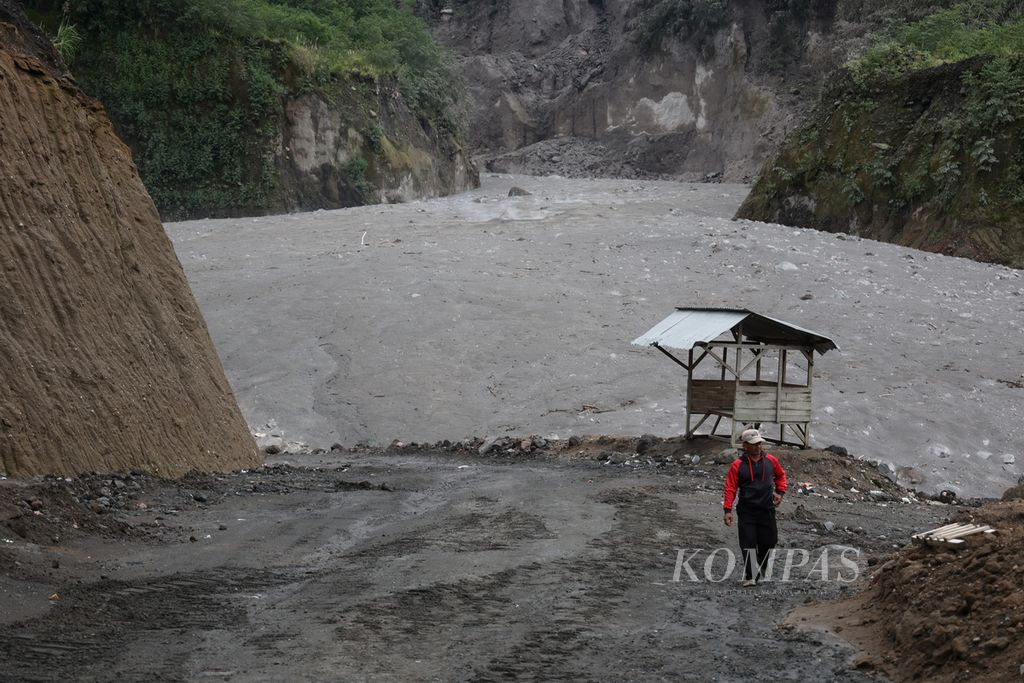 Warga melihat endapan material erupsi Gunung Merapi di Sungai Gendol, Kecamatan Cangkringan, Sleman, DI Yogyakarta, Kamis (10/3/2022). 
