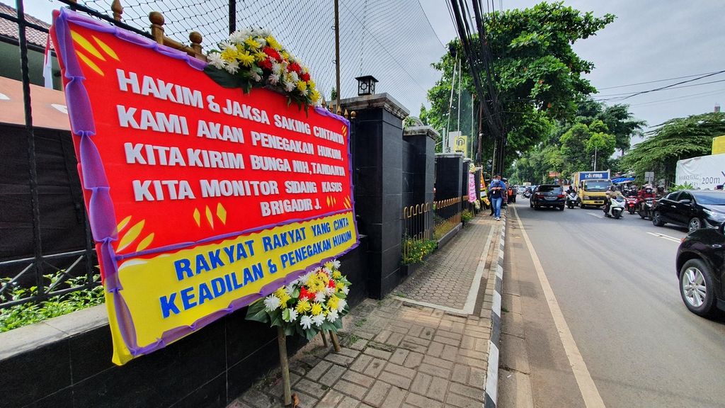 Karangan bunga bentuk dukungan untuk salah satu terdakwa pembunuhan Brigadir J, Richard Eliezer atau E terpasang di depan Gedung Pengadilan Negeri Jakarta Selatan pada sidang perdana dengan agenda pembacaan dakwaan kasus pembunuhan Brigadir J pada Senin (17/10/2022).