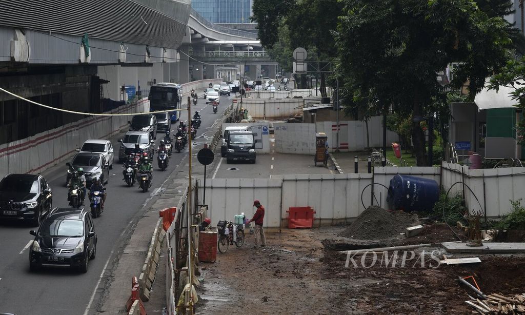 Proyek galian di Jalan HR Rasuna Said, Jakarta, (22/1/2022). 