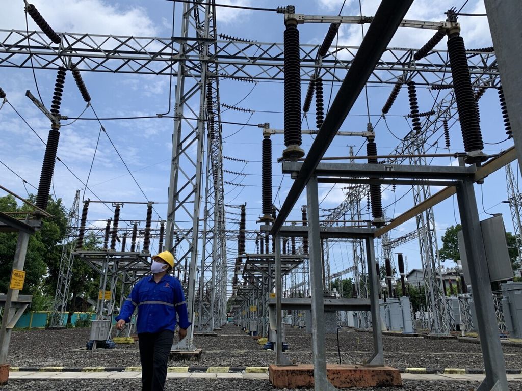 Teknisi memantau kondisi di Gardu Induk Tallo, Makassar, Rabu (13/10/2021). Saat ini PLN UIKL Sulbagsel terus menggenjot pemanfaatan EBT untuk mencapai bauran energi hingga 50 persen. 