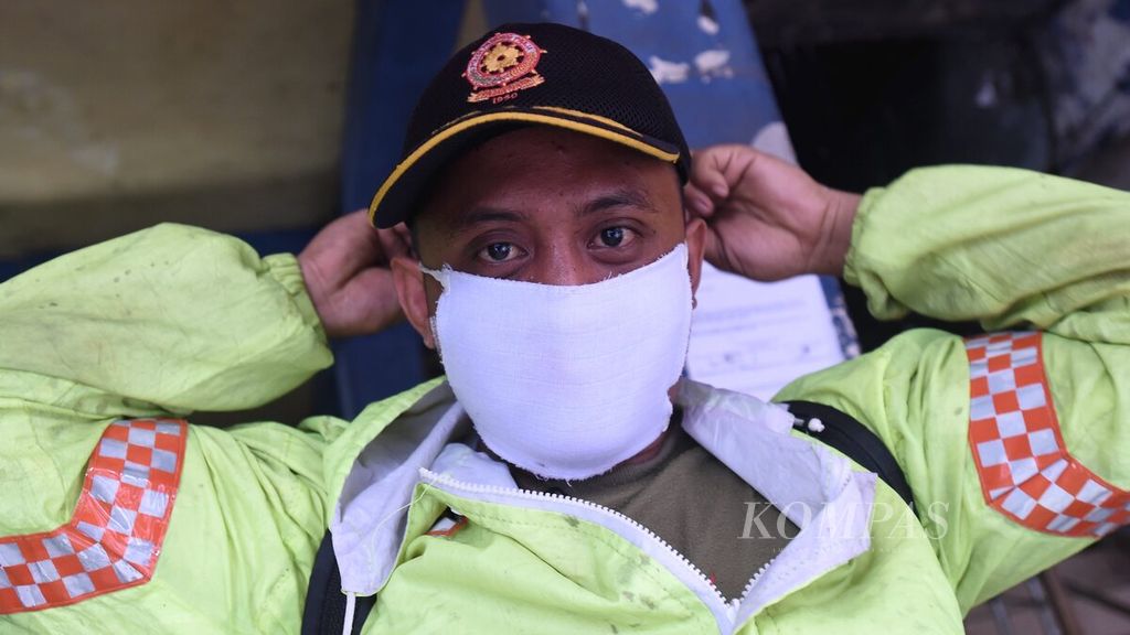 Petugas Satpol PP memakai masker di Pasar Kapasan, Surabaya, Jawa Timur, Senin(6/4/2020). 