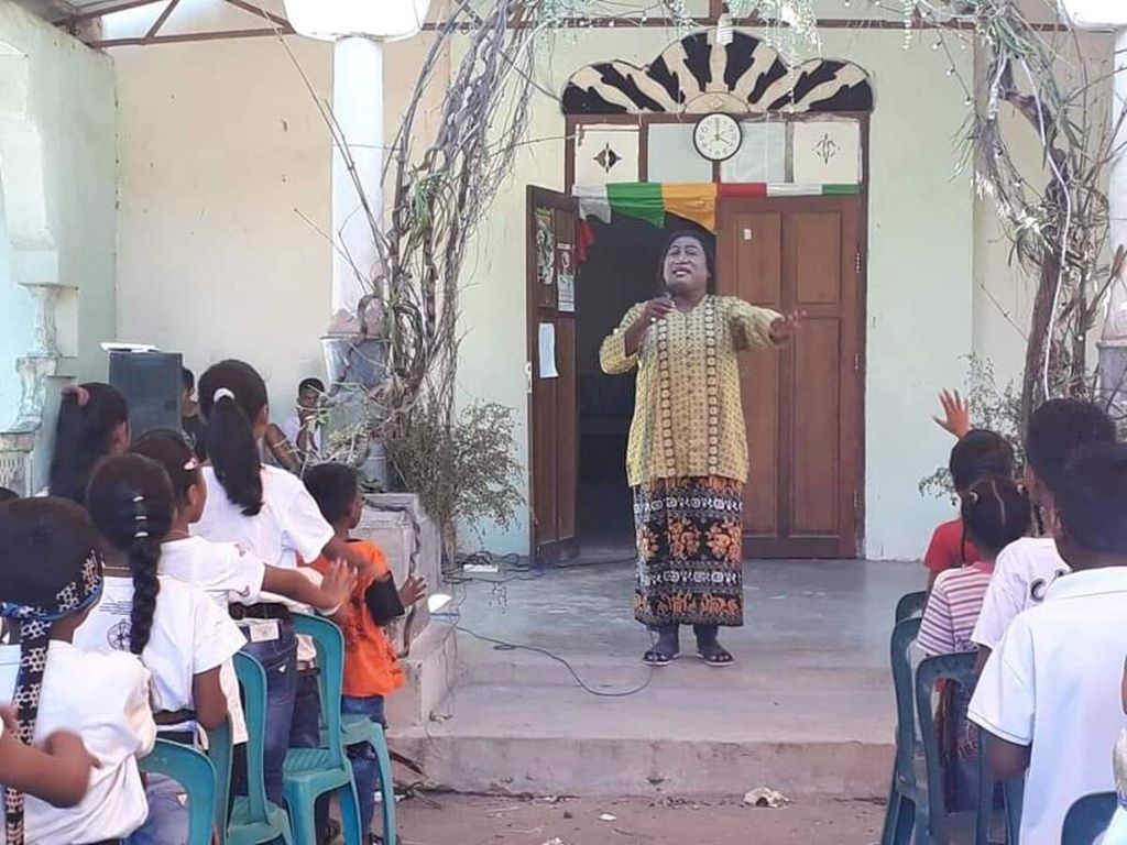 Hendrika Mayora (34), seorang transjender perempuan atau transpuan, tampil di hadapan anak-anak di Kabupaten Sikka, Nusa Tenggara Timur, beberapa waktu lalu. Mayora mendirikan Fajar Sikka, organisasi yang mewadahi transpuan, dan menggelar kegiatan sosial.