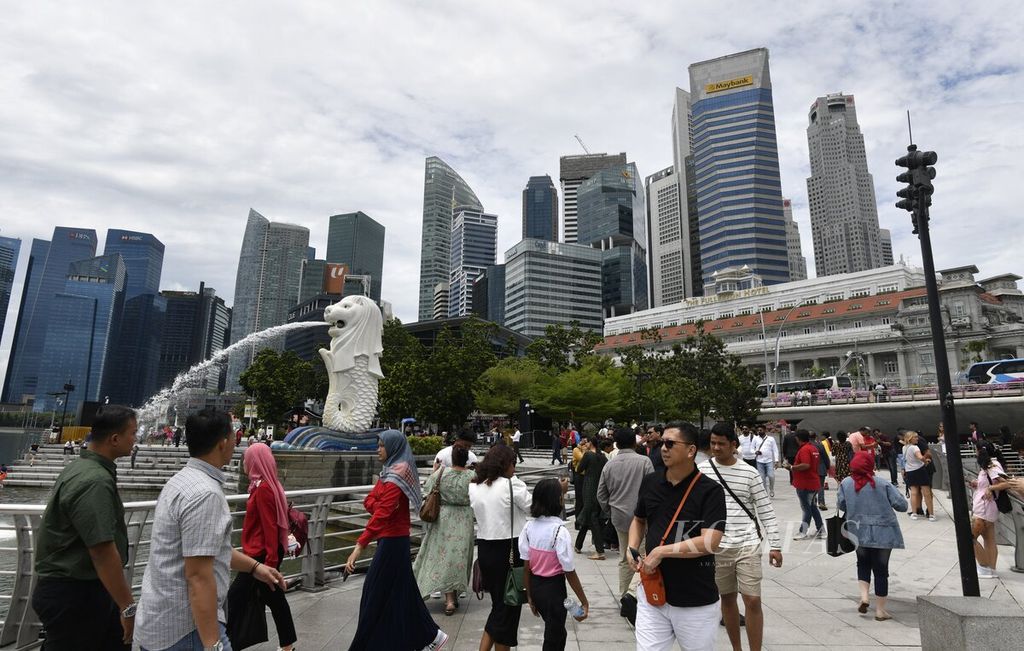 Tourists are located in Merlion Park, Singapore, on Thursday (22/9/2022). With the relaxation of travel restrictions since April 2022 and the controlled Covid-19 pandemic, the Singapore Tourism Board estimates that it will receive 4-6 million visitors by the end of 2022.