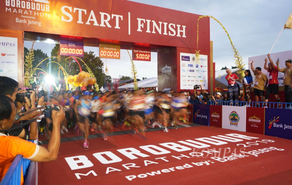 Ribuan peserta dilepas di titik start Borobudur Marathon 2019 di kawasan Taman Lumbini, kompleks Candi Borobudur, Magelang, Jawa Tengah, Minggu (17/11/2019). Pergelaran lomba maraton yang ketujuh ini diikuti 10.900 peserta dari sejumlah negara.