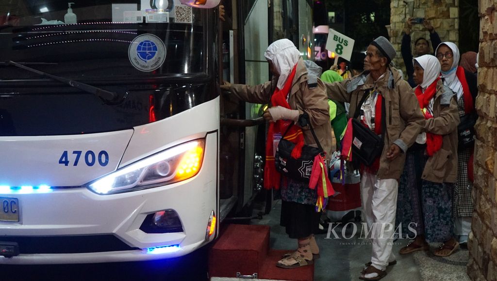 Para calon jemaah haji asal Jawa Tengah yang siap diberangkatkan dari Embarkasi Solo di Kabupaten Boyolali, Jawa Tengah, Selasa (23/5/2023) malam. 