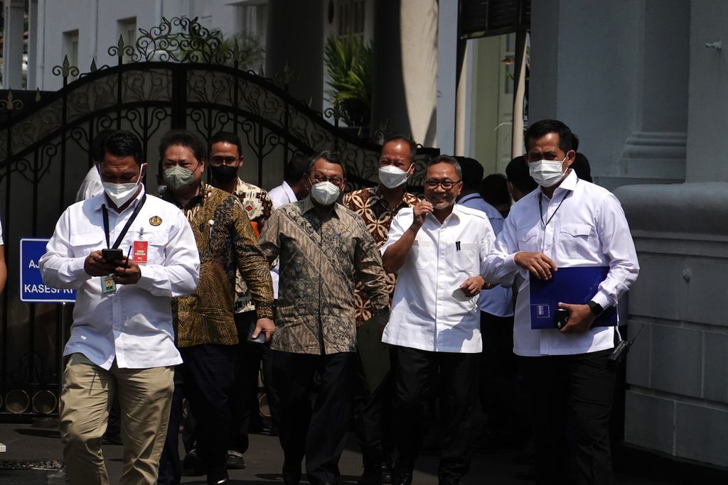 Menteri Koordinator Bidang Perekonomian Airlangga Hartarto (kedua dari kiri) dan Menteri Perdagangan Zulkifli Hasan (kedua dari kanan) seusai mengikuti sejumlah rapat terbatas yang dipimpin Presiden Joko Widodo di Istana Kepresidenan Jakarta, Senin (18/7/2022). 