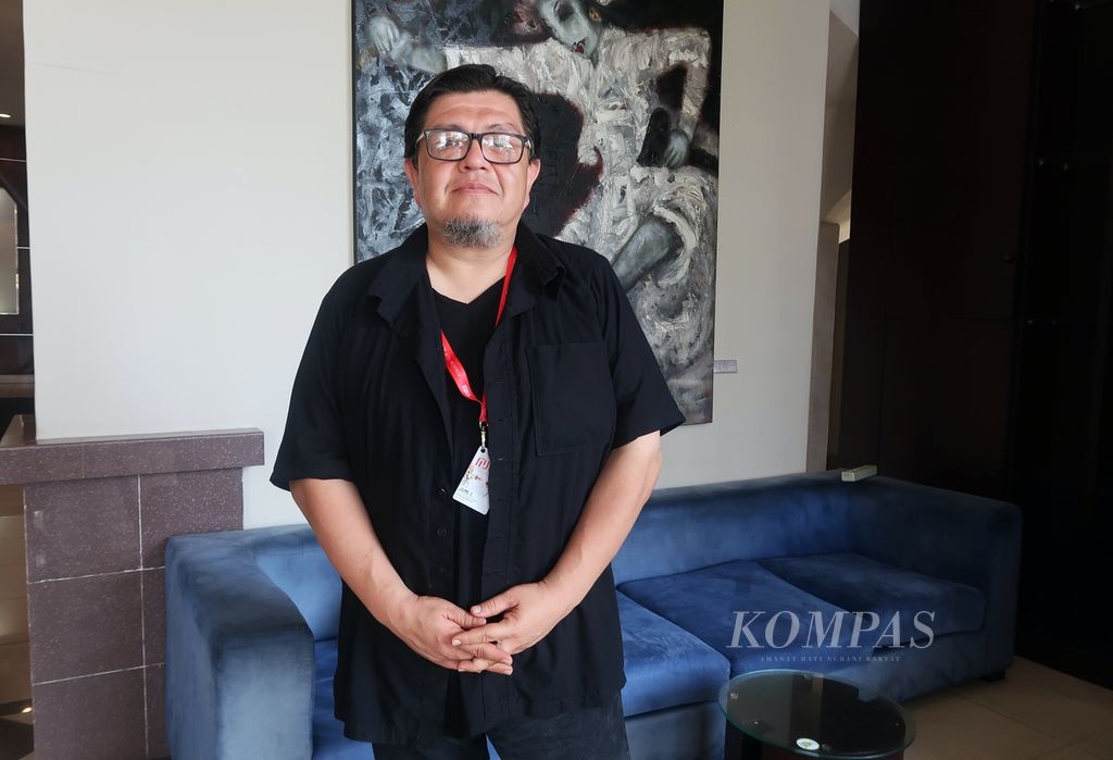 Pendiri Bogoshorts, Jaime E Manrique, berpose setelah bercerita tentang perjalanan mendirikan Bogoshorts di sela-sela acara Minikino Film Week 8, Denpasar, Bali, Sabtu (10/9/2022). 