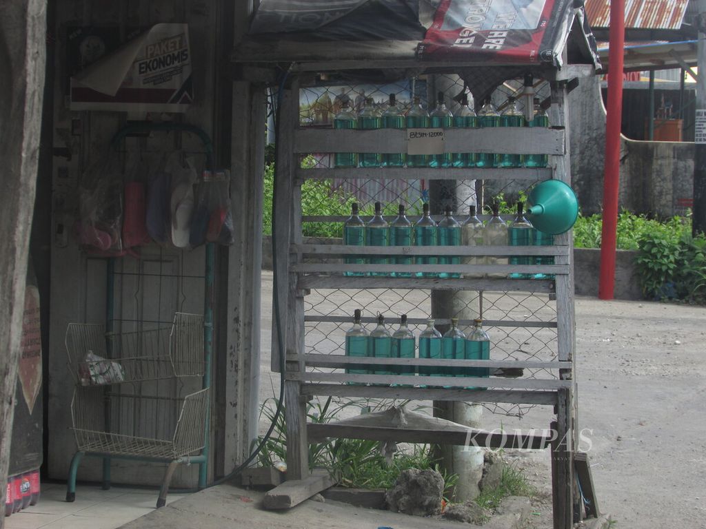 Penjual pertalite eceran di Kota Kupang, Sabtu (26/11/2022), biasanya juga menjual minyak tanah yang diisi di dalam jeriken. Namun, karena langka, pedagang eceran minyak tanah pun pun tidak lagi menjual minyak tanah. Adapun harga pertalite eceran Rp 13.000 per botol.