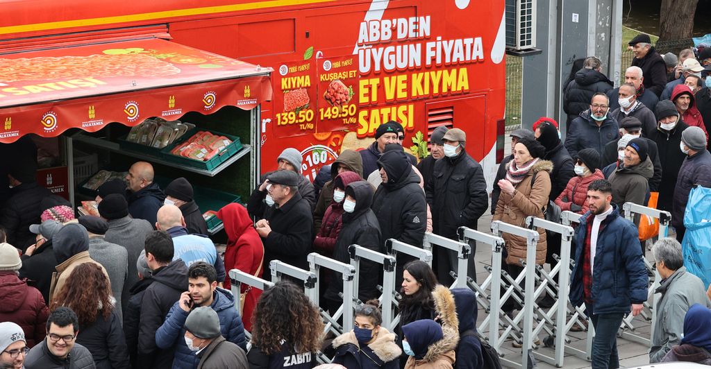 Warga mengantre untuk membeli daging murah di Balai Kota Metropolitan Ankara, Turki, 2 Februari 2023. 