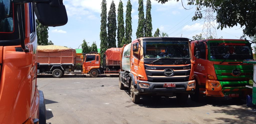 Sejumlah truk pengangkut sampah terparkir di luar lahan pembangunan ITF Sunter, Jakarta Utara, Senin (17/12/2018).