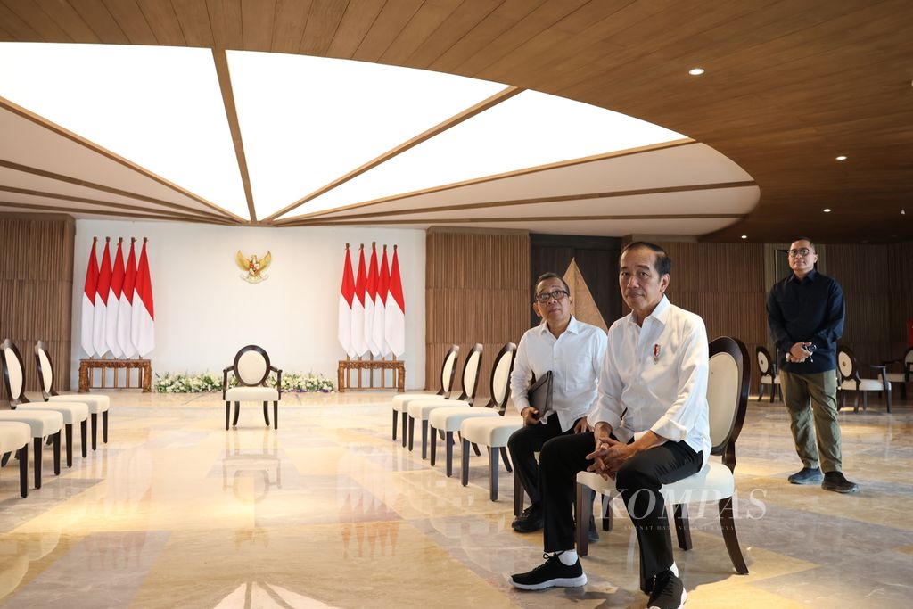 Presiden Joko Widodo mencoba kursi di ruang konferensi pers di Kantor Presiden di Ibu Kota Nusantara, Kalimantan Timur, Senin (29/7/2024). Presiden didampingi Menteri Sekretaris Negara Pratikno (kiri) dan Deputi Bidang Protokol Pers dan Media Sekretariat Presiden Yusuf Permana (kanan).