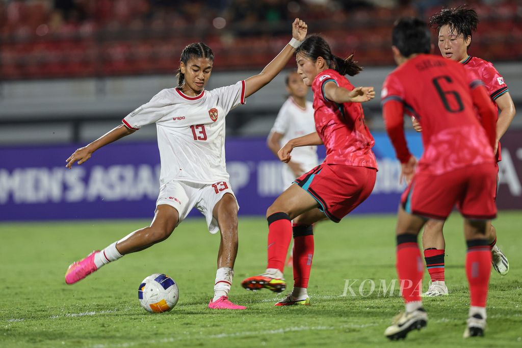 Pemain Indonesia Claudia Scheunemann (kiri) menendang bola ke arah gawang tim Korea Selatan dalam pertandingan Grup A Piala Asia Putri U-17 di Stadion Kapten I Wayan Dipta, Gianyar, Bali, Kamis (9/5/2024). Indonesia kalah 12 gol dari Korea Selatan.
