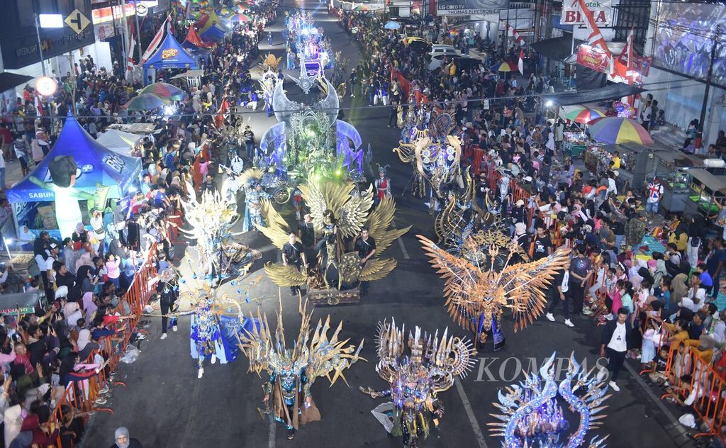Peserta Grand Carnival of Jember Fashion Carnaval melintasi Jalan Raya Sultan Agung, Jember, Sabtu (5/8/2023). 