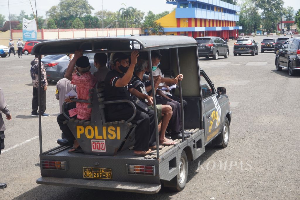 Sebanyak 650 orang lansia dan anak-anak mengikuti vaksinasi di GOR Satria, Purwokerto, Banyumas, Jawa Tengah, Selasa (8/2/2022). Mobil kepolisian dipakai untuk mengantar jemput warga.