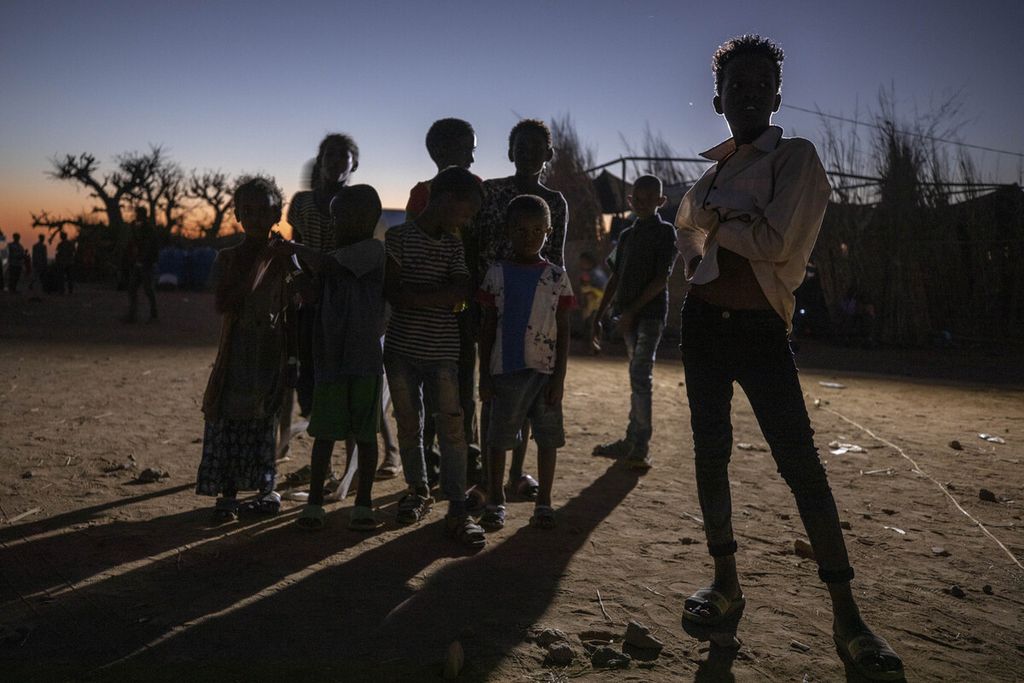 Anak-anak pengungsi Etiopia berada di kamp pengungsi Um Rakuba, Provinsi Gedaref, Sudan bagian timur, Senin (7/12/2020). Para pengungsi ini melarikan diri dari konflik Tigray, Etiopia. Tragedi mengerikan terjadi di Etiopia karena pasukan pemerintah terlibat pertikaian dengan kelompok sipil bersenjata.