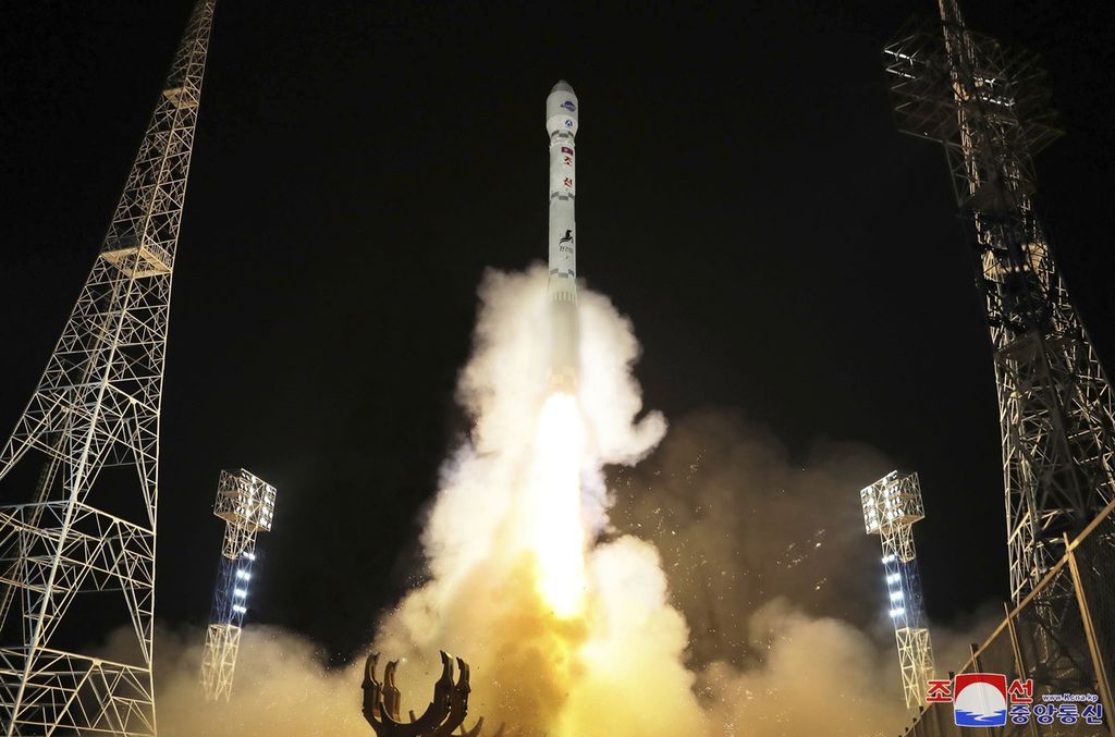 Foto yang disediakan Pemerintah Korea Utara ini menunjukkan peluncuran Malligyong-1, satelit mata-mata militer, ke orbit pada Selasa (21/11/2023). 