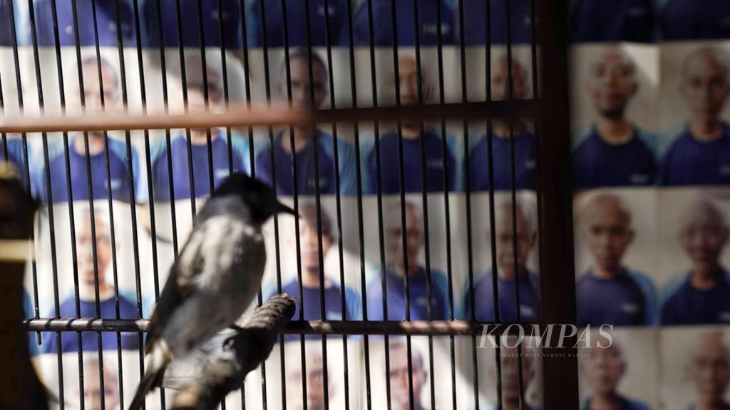 Foto diri orang dengan gangguan jiwa di panti rehabilitasi disabilitas mental Yayasan Jamrud Biru, di Kelurahan Mustikasari, Kecamatan Mustikajaya, Kota Bekasi, Jawa Barat, Minggu (14/4/2019). Melalui terapi khusus orang dengan gangguan jiwa yang tinggal di panti ini bisa kembali beraktivitas seperti biasa.