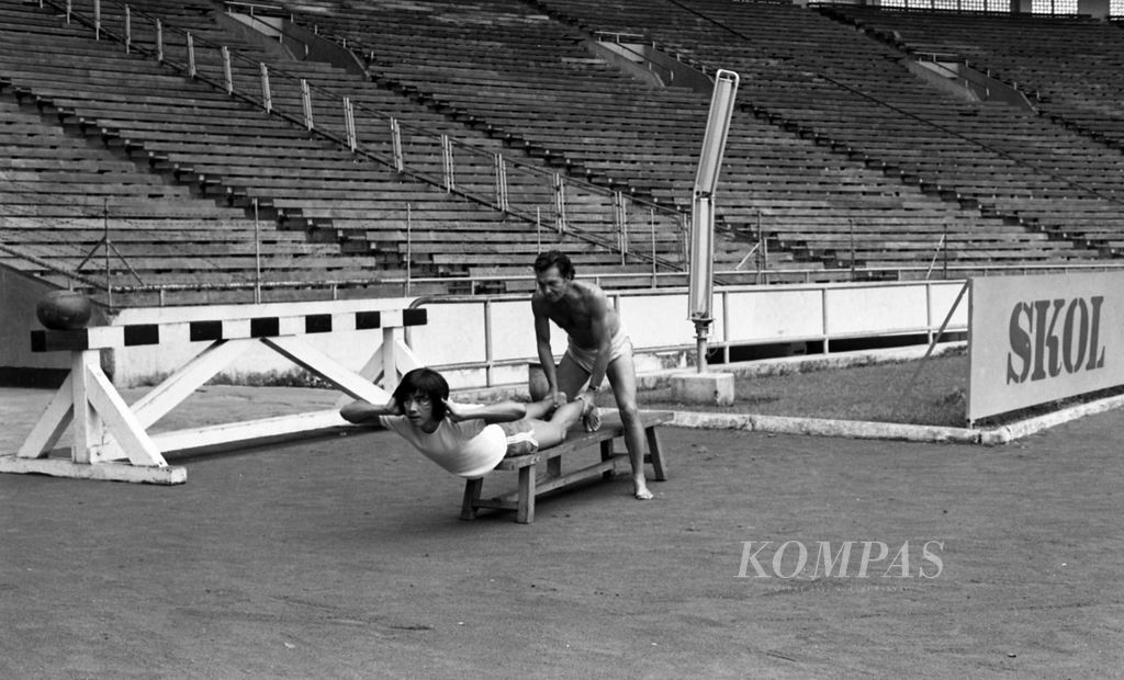 Pelatih atletik Jerman Barat, Bert Sumser, secara sukarela membantu latihan fisik pemain bulu tangkis Rudy Hartono di Stadion Utama Senayan, Jakarta, Selasa (16/12/1975).