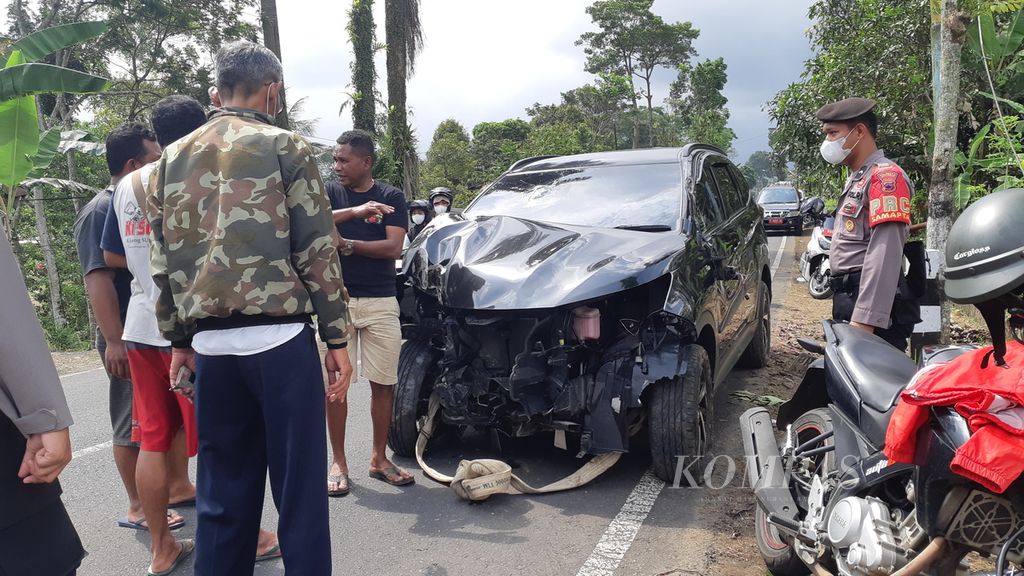 Kondisi mobil rusak parah di sisi depan setelah kecelakaan di Jalan Raya Baturraden, Banyumas, Jawa Tengah, Rabu (28/9/2022).