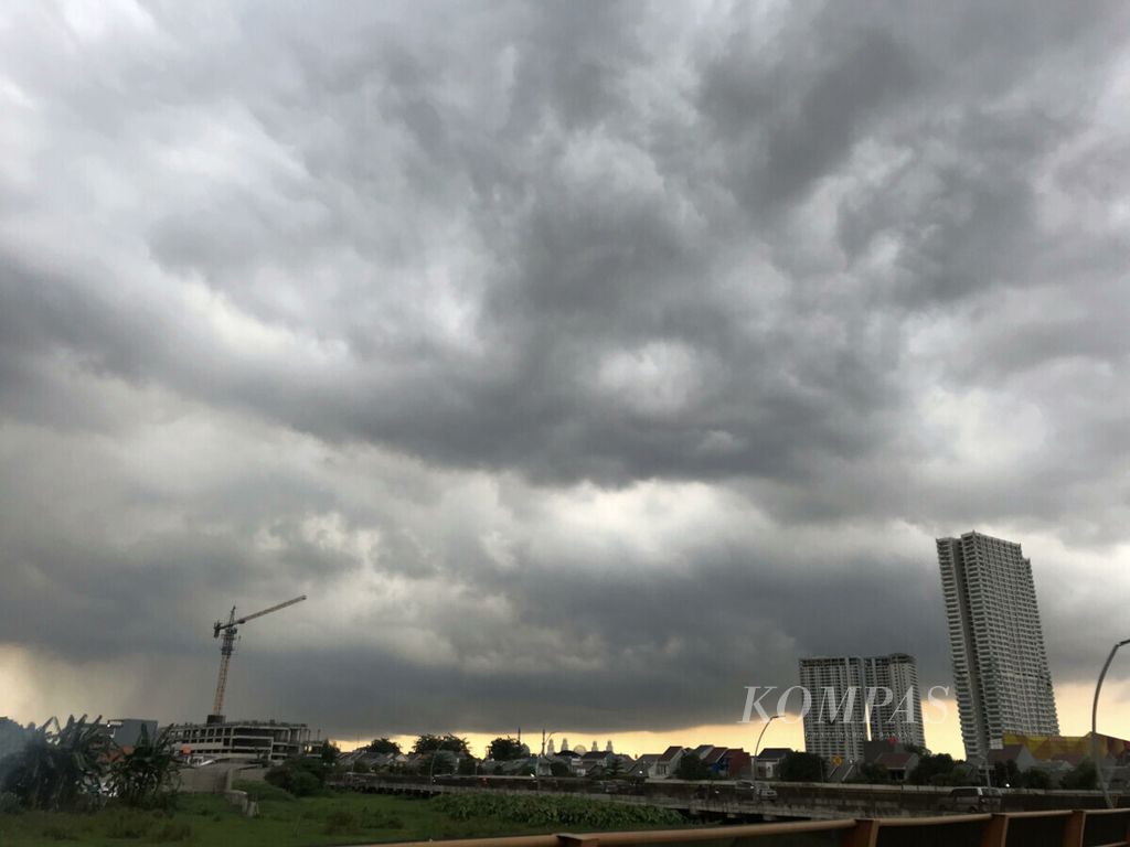 Awan gelap menyelimuti langit di Kota Bekasi, Jawa Barat, Sabtu (18/12/2021). Potensi kilat dan angin kencang disertai hujan deras masih akan terjadi dalam beberapa hari ke depan di wilayah Jabodetabek.