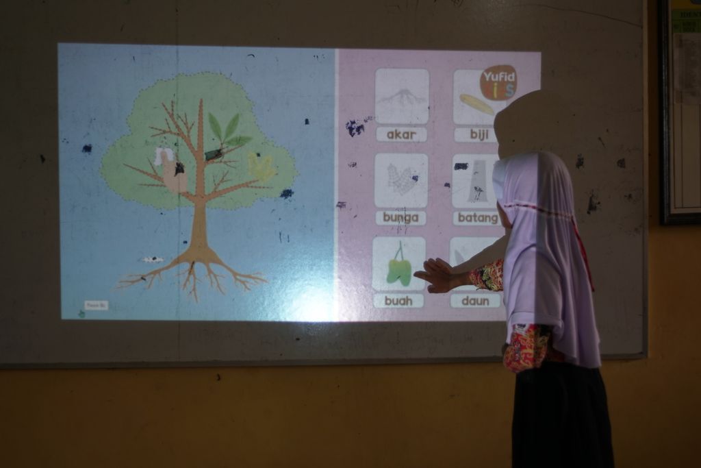Suasana belajar yang dipimpin oleh Sarinah dengan menggunakan multimedia di kelas 4A di SDN 020 Sepaku, Kabupaten Penajam Paser Utara, Kalimantan Timur, Rabu (27/7/2022).