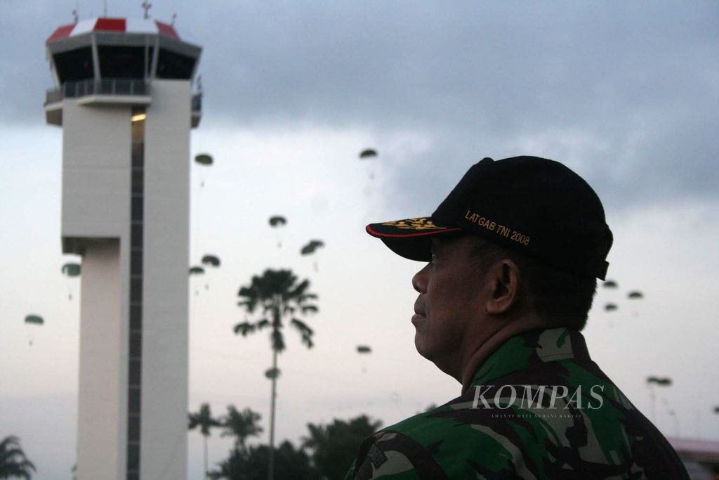 Panglima TNI Jenderal Djoko Santoso mengamati penerjunan payung oleh 250 prajurit Paskhas TNI Angkatan Udara dalam operasi perebutan pertahanan di Bandara Hang Nadim, Batam, Rabu (11/6/2008). Operasi itu merupakan rangkaian Latihan Gabungan TNI 2008 yang digelar di Pulau Natuna, Batam, Singkawang, dan Sangatta.