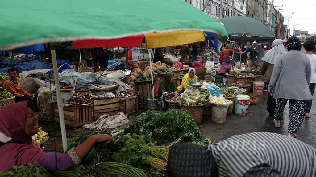 Penjual sayur-mayur menunggu pembeli di Pasar Smep, Kota Bandar Lampung, Lampung, Sabtu (15/10/2022). 