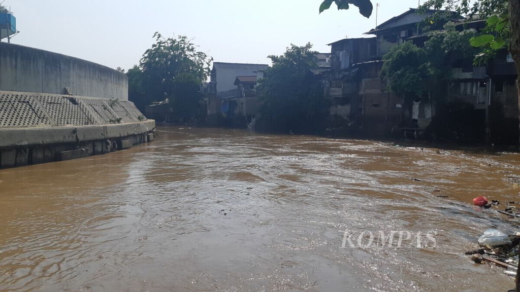 Hujan deras melanda Jakarta dan Bogor menyebabkan Sungai Ciliwung meluap dan merendam sejumlah perkampungan di Jakarta Timur, Rabu (9/10/2019).